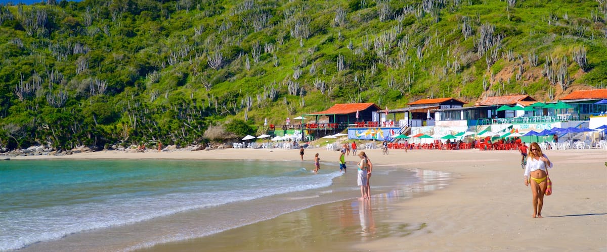 Praia das Conchas mostrando uma cidade litorânea, uma praia e paisagens litorâneas