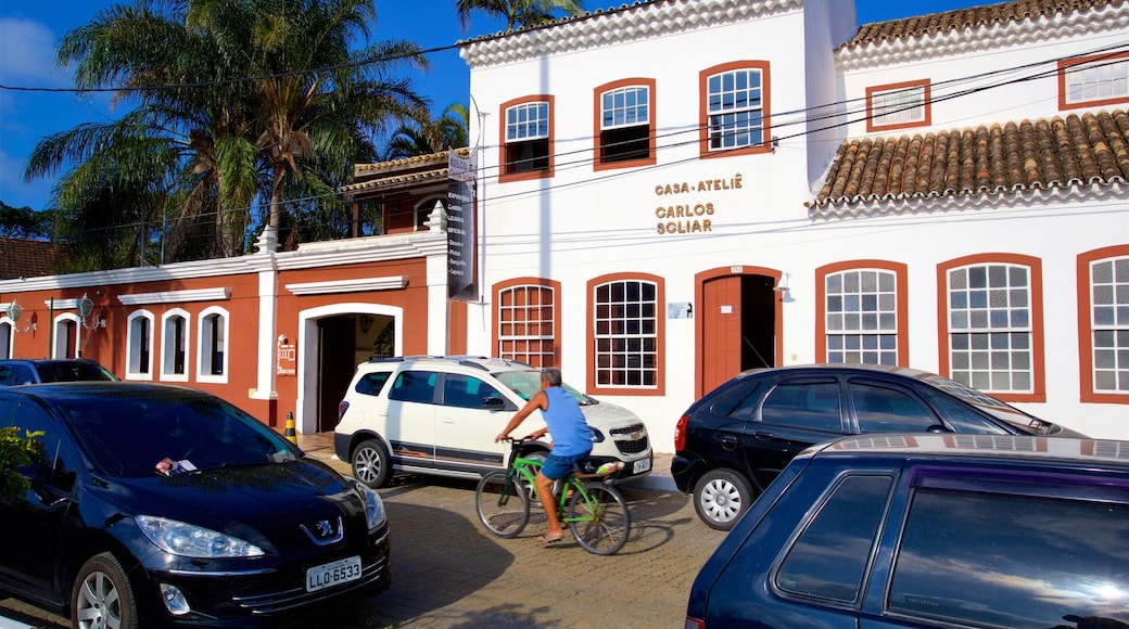 Museo Casa Atelier Carlos Scliar mostrando ciclismo y una pequeña ciudad o aldea y también un hombre