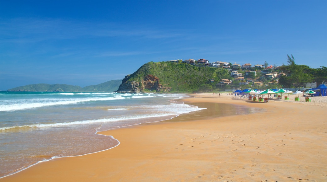 Playa Geriba ofreciendo vistas generales de la costa, una ciudad costera y una playa de arena