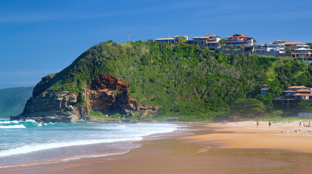 Praia de Geribá caracterizando uma praia, uma cidade litorânea e paisagens litorâneas