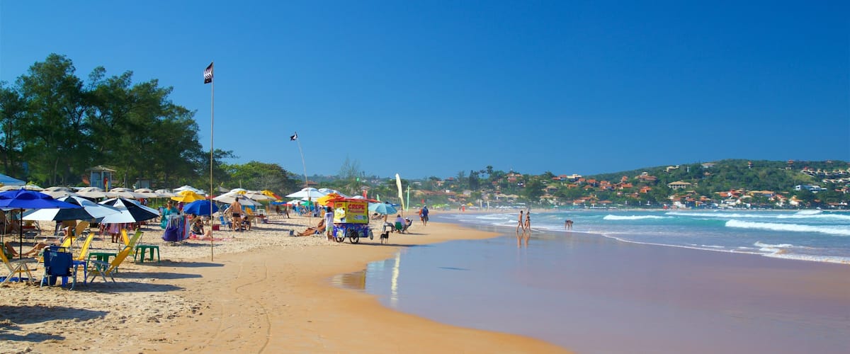 Praia de Geribá que inclui paisagens litorâneas, uma cidade litorânea e uma praia de areia