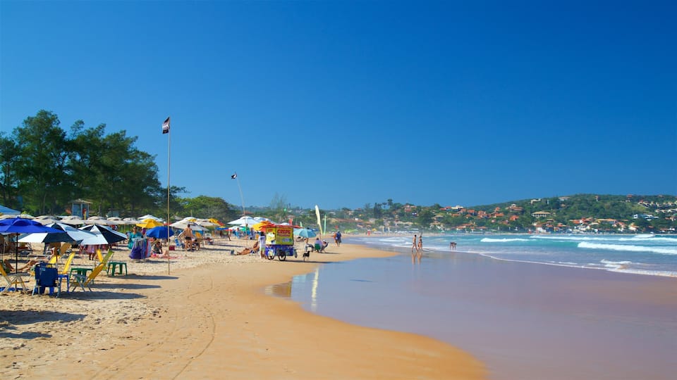 Playa Geriba mostrando una ciudad costera, una playa y vistas generales de la costa