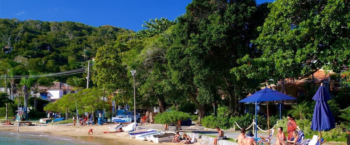 Praia dos Ossos que inclui paisagens litorâneas e uma praia assim como um pequeno grupo de pessoas