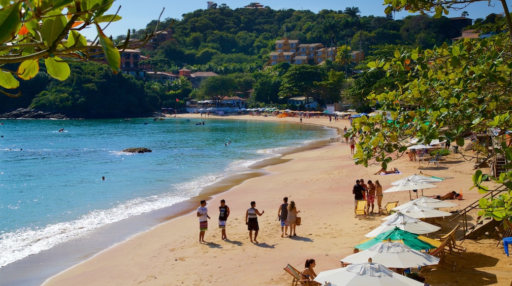 Praia João Fernandes mit einem allgemeine Küstenansicht und Strand sowie kleine Menschengruppe