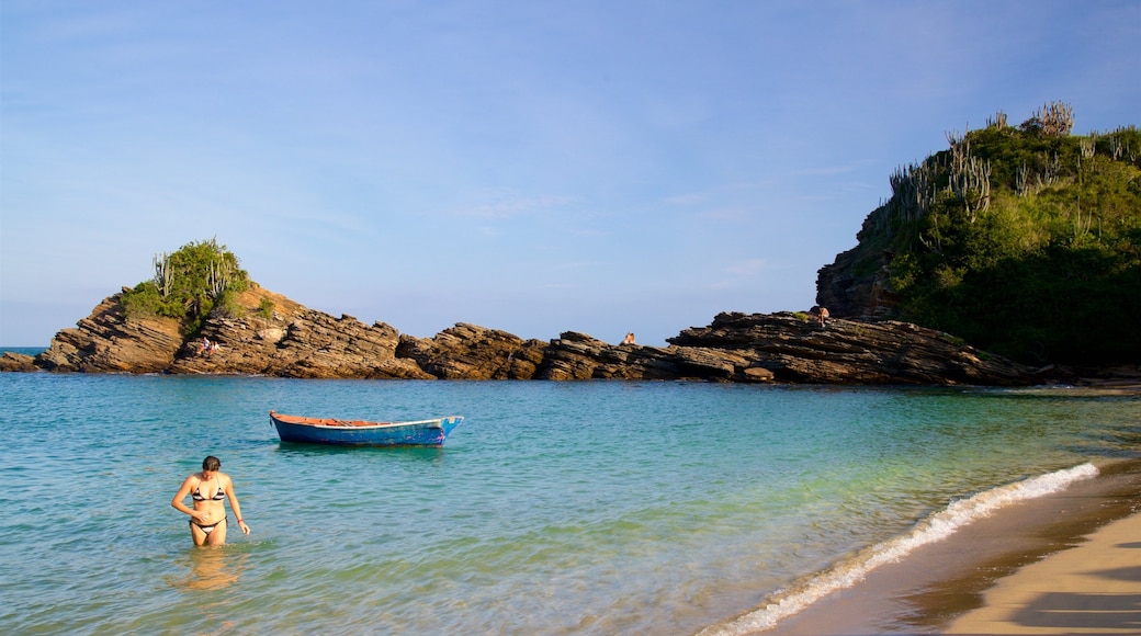 Praia da Ferradura bevat algemene kustgezichten, rotsachtige kustlijn en een strand