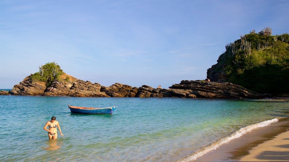 Praia da Ferradura bevat ruige kustlijn, een strand en zwemmen