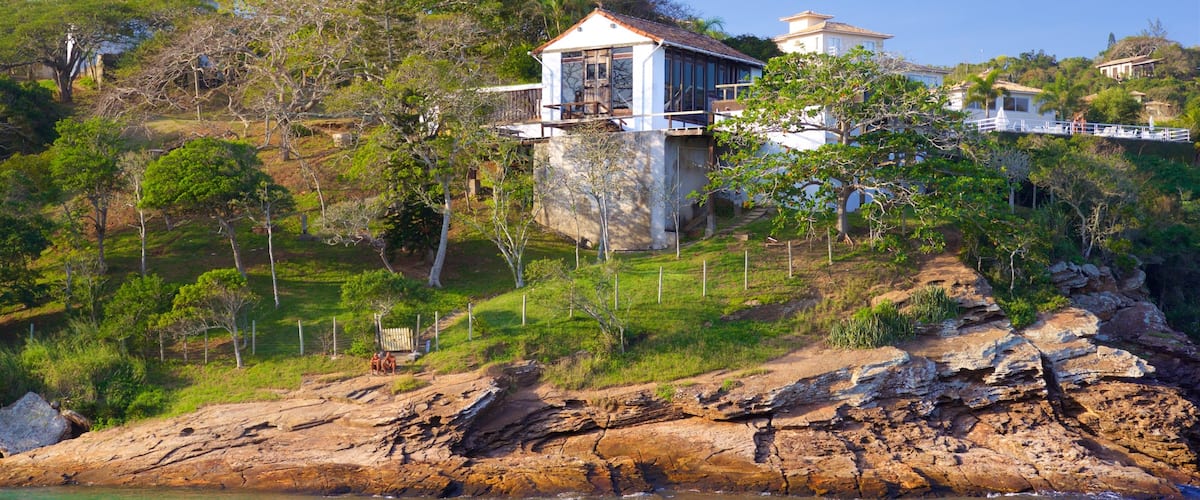 Praia da Ferradurinha caracterizando uma cidade litorânea e litoral rochoso
