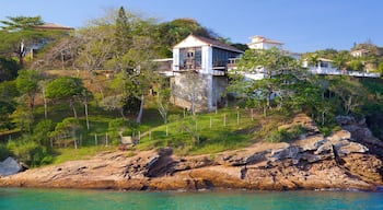 Praia Ferradurinha das einen schroffe Küste und Küstenort