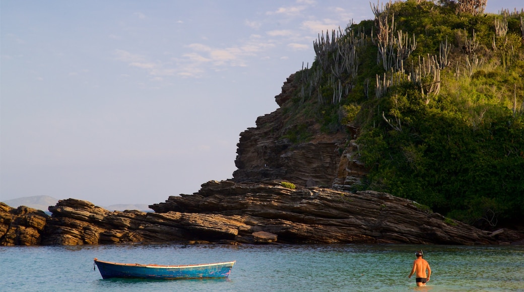 Praia Ferradurinha mit einem schroffe Küste, allgemeine Küstenansicht und Schwimmen