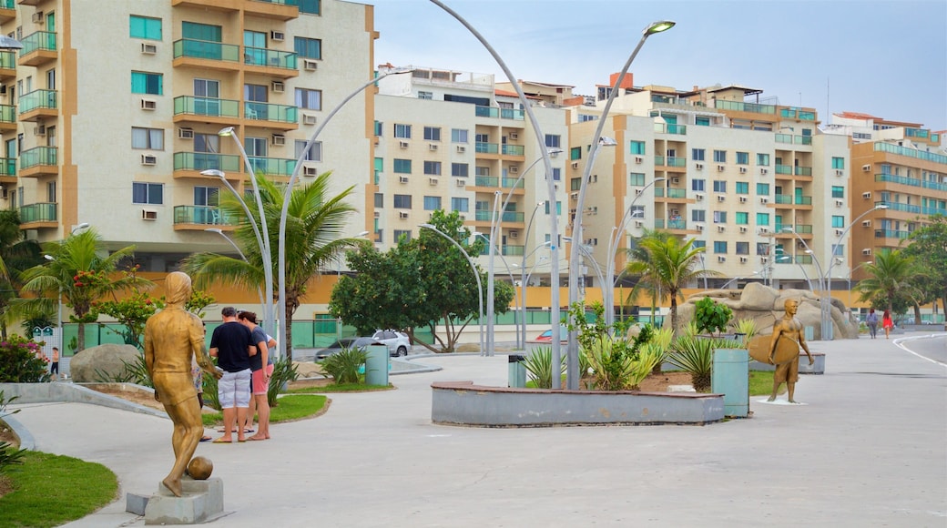 Praça das Águas mostrando statua o scultura e giardino cosi come coppia