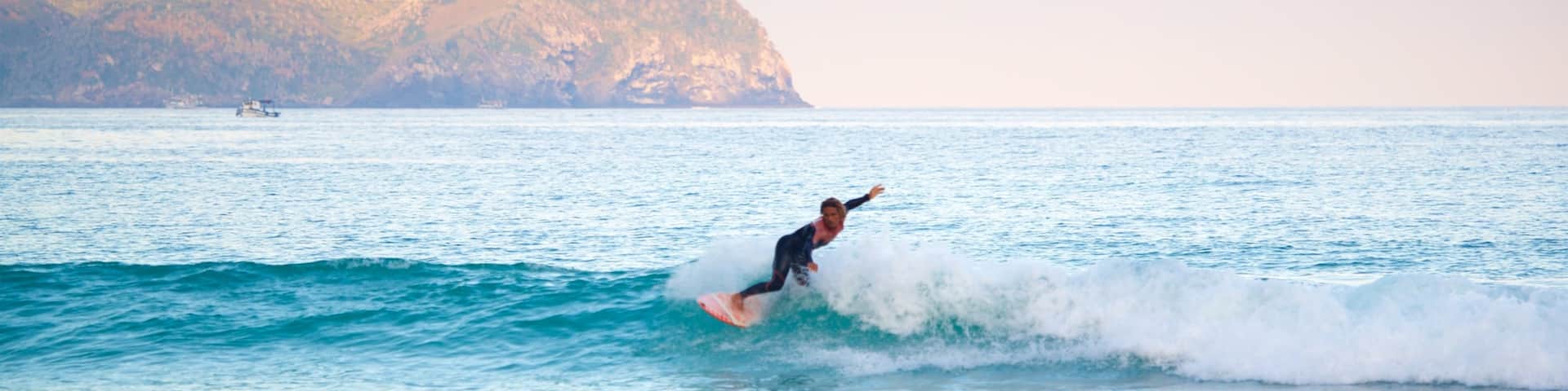 Forte Beach showing waves, general coastal views and surfing