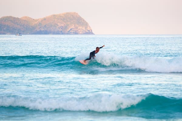 Praia do Forte das einen Surfen, Wellen und allgemeine Küstenansicht