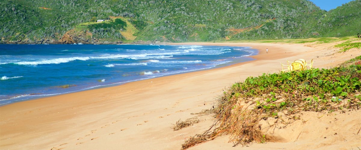 Praia de Tucuns caracterizando paisagens litorâneas e uma praia de areia