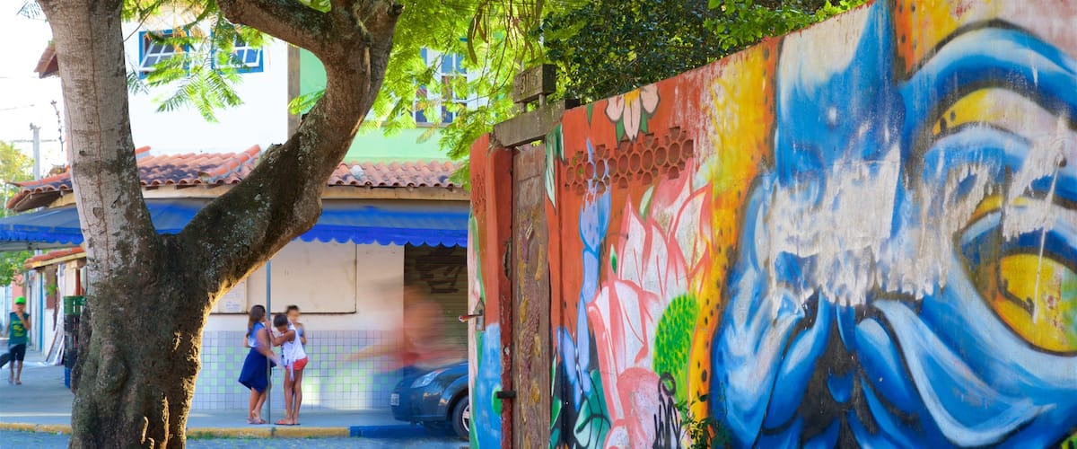 Praia do Canto caracterizando cenas de rua e arte ao ar livre assim como um pequeno grupo de pessoas