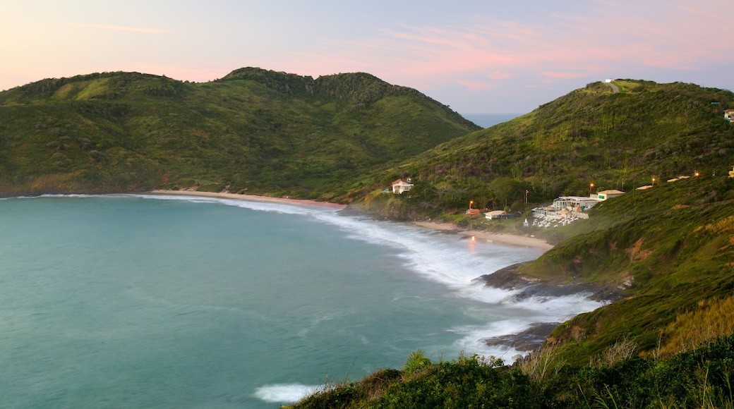 Mirador Joao Fernandes que incluye vista general a la costa, una ciudad costera y un atardecer