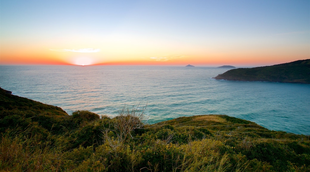 Mirador Joao Fernandes ofreciendo vista general a la costa, un atardecer y vista panorámica