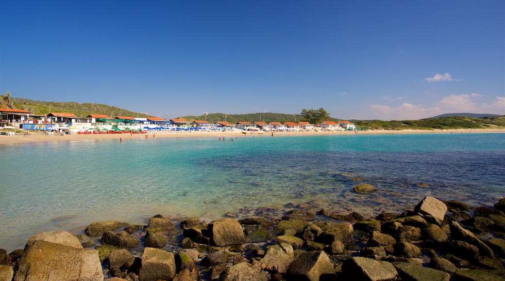 Playa de Conchas ofreciendo una ciudad costera y vista general a la costa