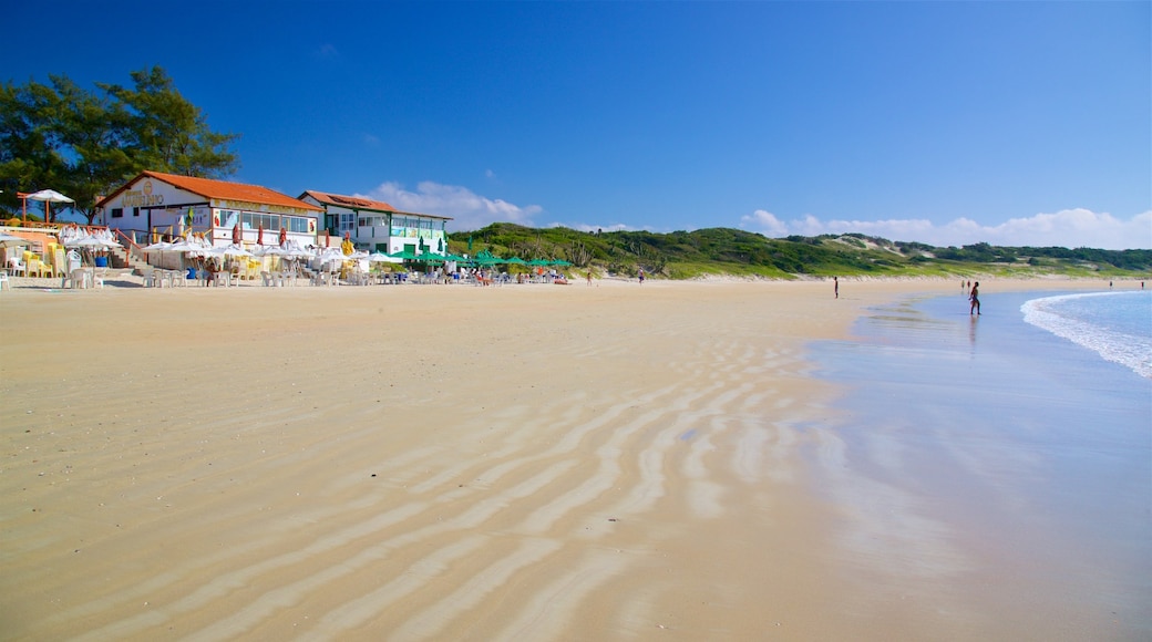 Playa de Conchas mostrando una ciudad costera, vistas generales de la costa y una playa