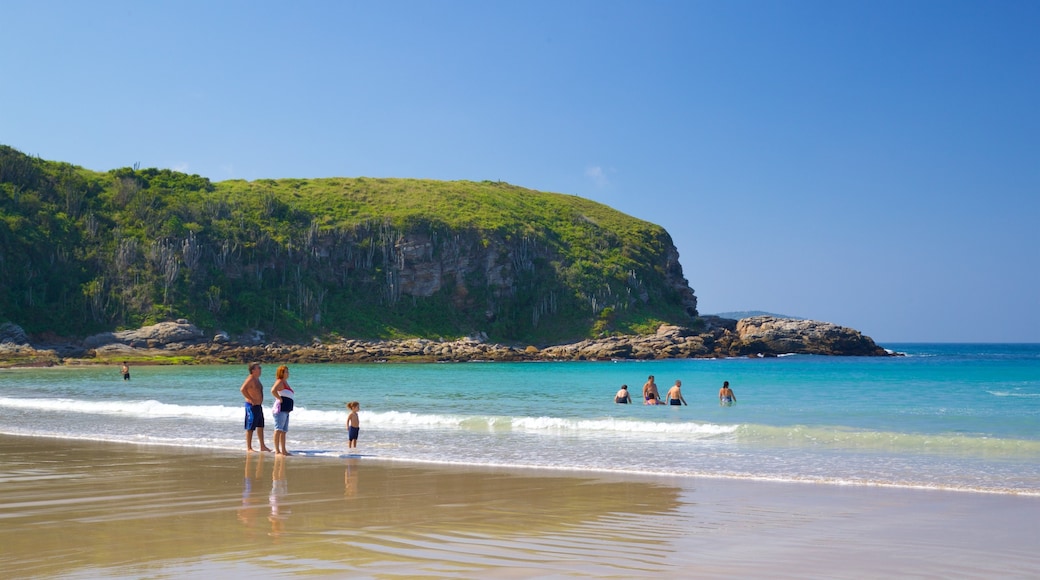 Praia das Conchas som inkluderar en sandstrand, kustutsikter och bad