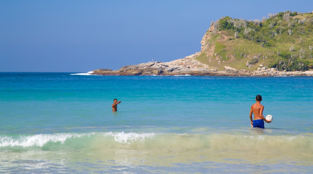 Playa de Conchas ofreciendo natación y vista general a la costa y también niños