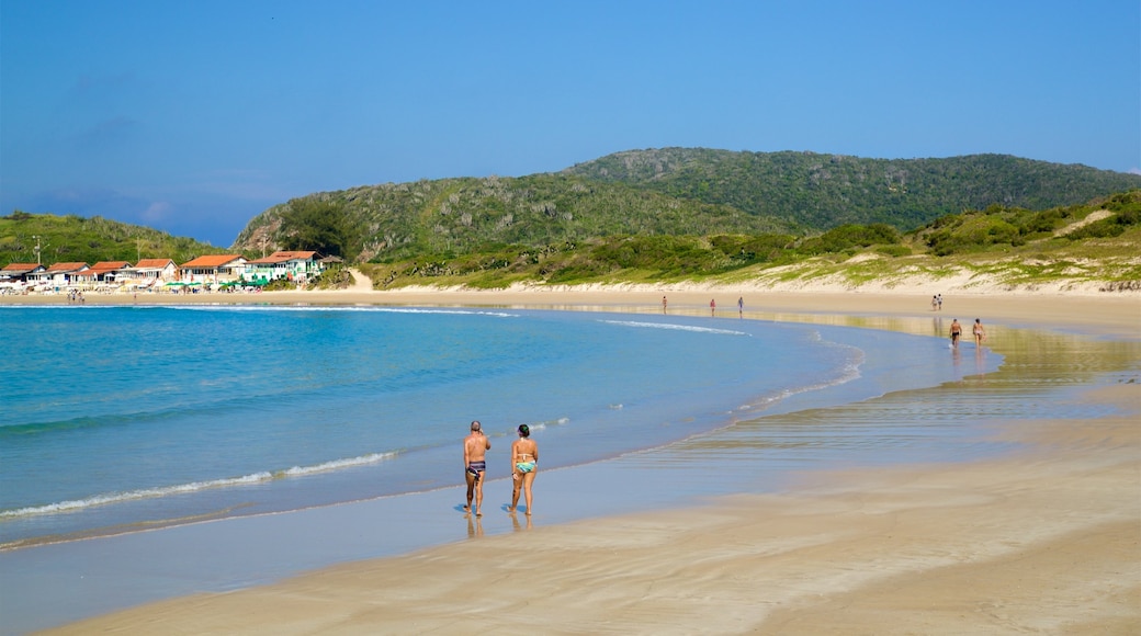 Playa de Conchas ofreciendo vista general a la costa, una playa de arena y una ciudad costera