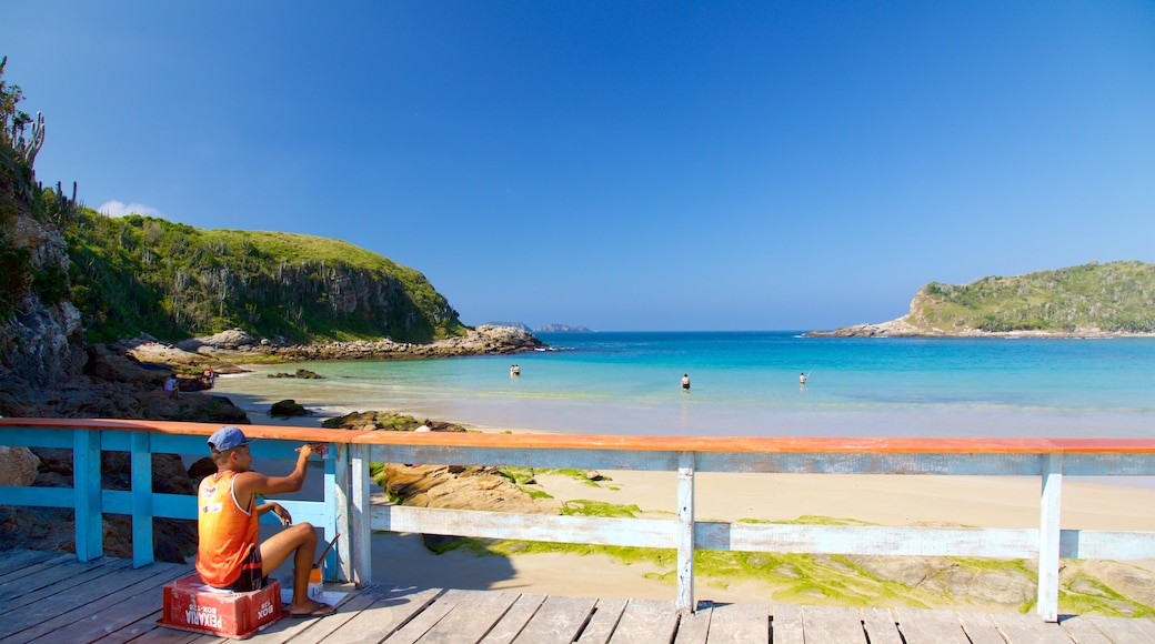 Playa de Conchas que incluye vista general a la costa y también un hombre