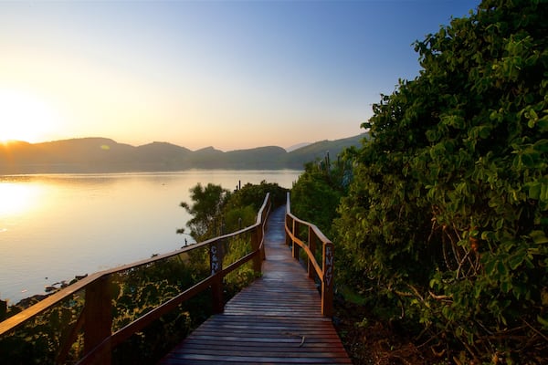 Morro do Arpoador das einen Sonnenuntergang und allgemeine Küstenansicht