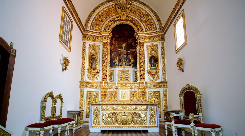 Paróquia Nossa Senhora da Assunção de Cabo Frio caracterizando vistas internas, elementos de patrimônio e uma igreja ou catedral