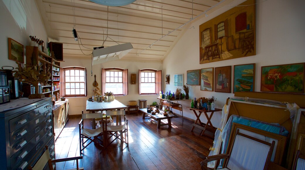 Casa-Atelie Carlos Scliar Museum which includes art and interior views