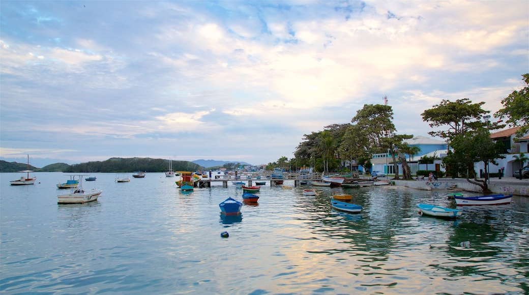 Cabo Frio caracterizando uma cidade litorânea e uma baía ou porto