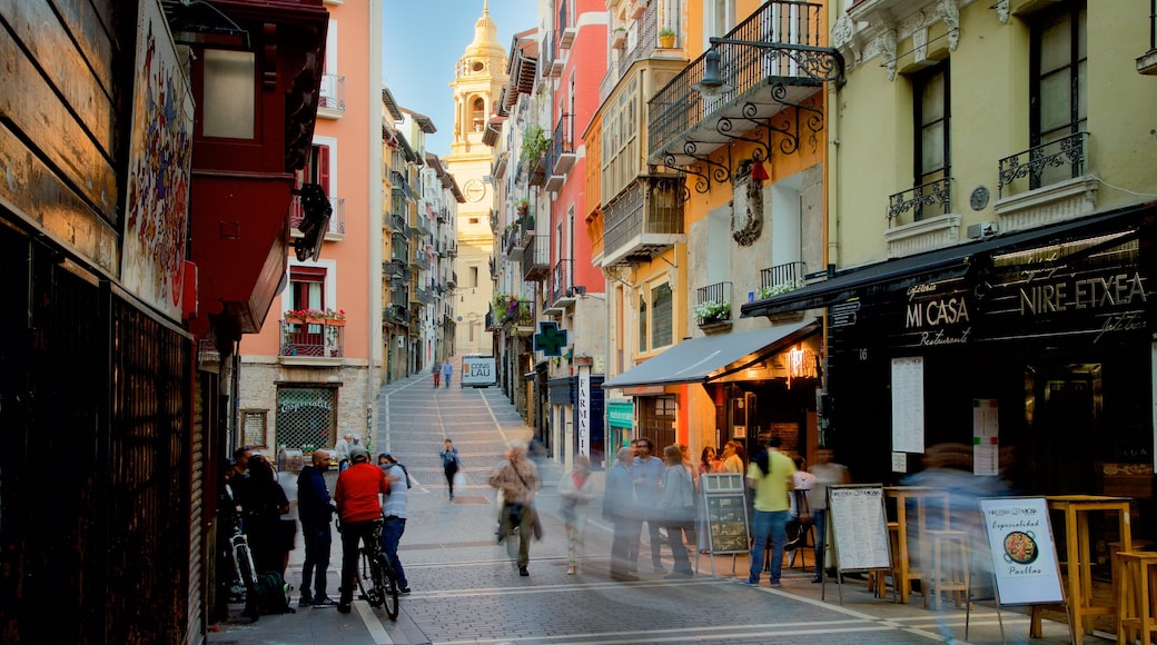 Centro histórico mostrando una pequeña ciudad o aldea y también un pequeño grupo de personas