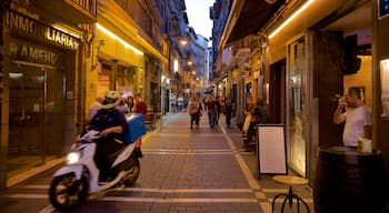 Casco antiguo ofreciendo una ciudad y escenas cotidianas y también un grupo pequeño de personas