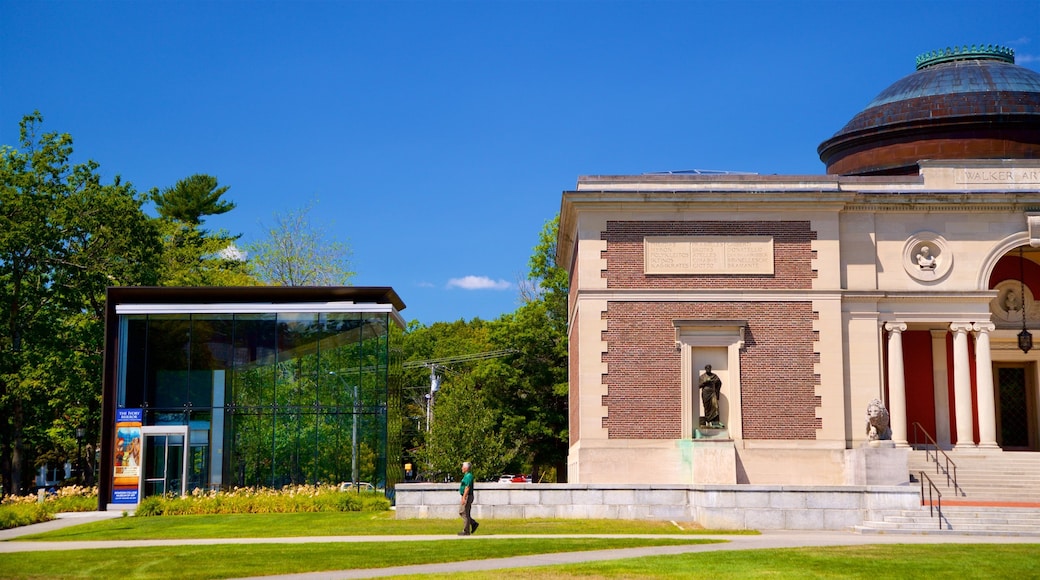 Bowdoin College Museum of Art ofreciendo arquitectura patrimonial y un jardín