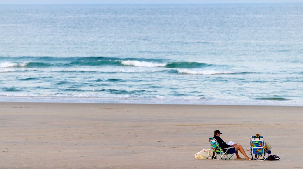 Ogunquit Beach welches beinhaltet allgemeine Küstenansicht und Sandstrand sowie Paar