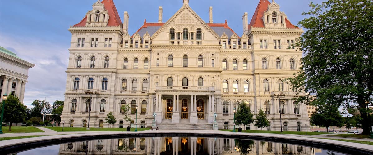 New York State Capitol Building mostrando patrimonio de arquitectura y un estanque