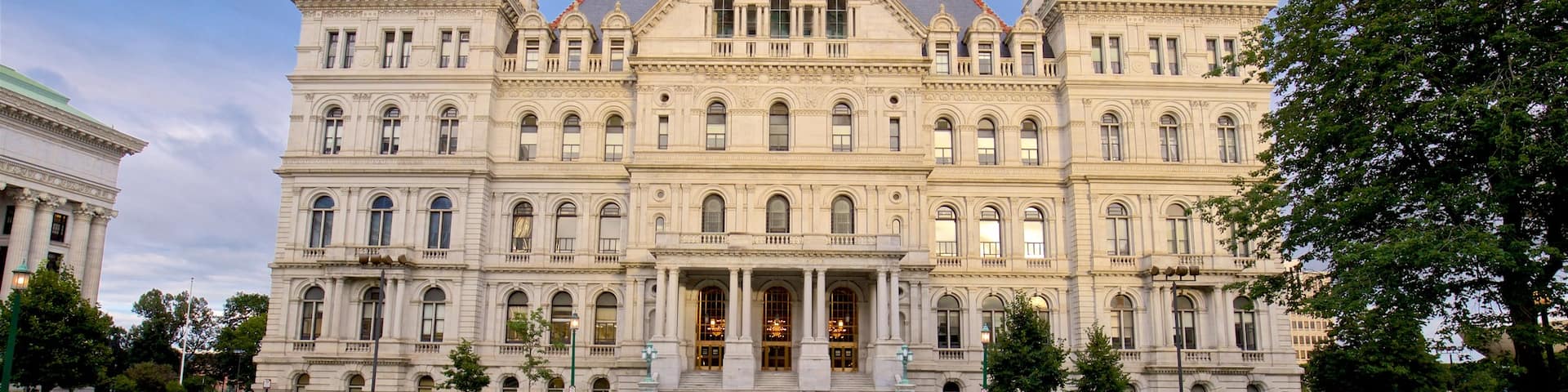 New York State Capitol Building welches beinhaltet historische Architektur und Teich