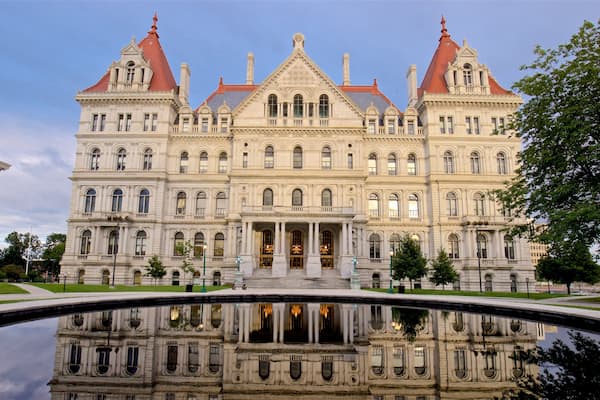 New York State Capitol Building montrant mare et patrimoine architectural