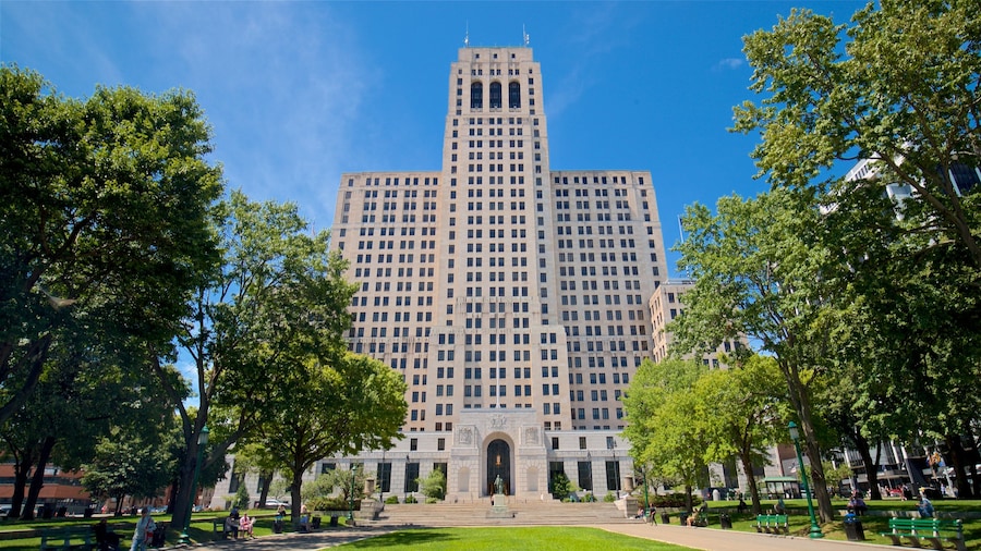 Alfred E. Smith State Office Building som viser en have og moderne arkitektur