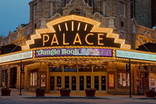 Palace Theater montrant signalisation et scènes de nuit