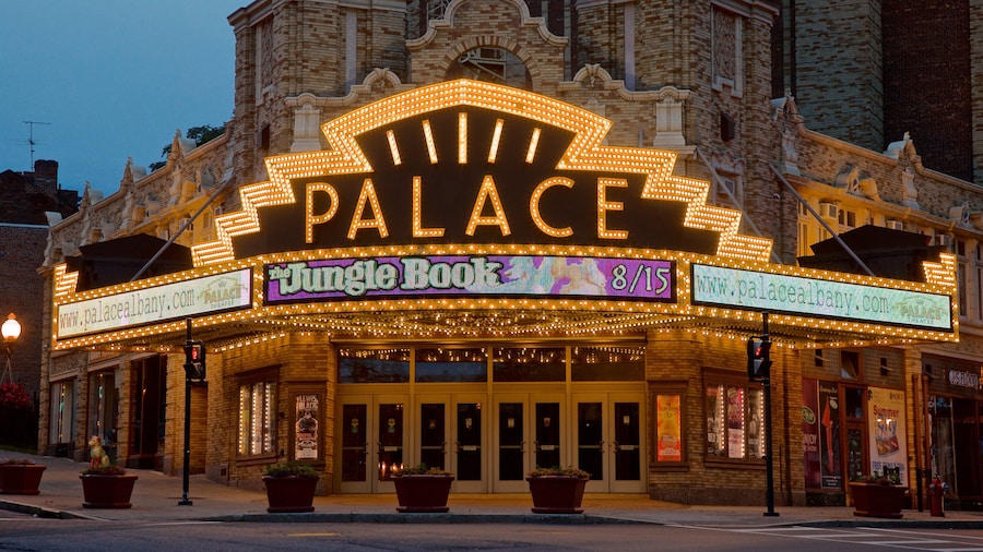 Palace Theater bevat nachtleven en bewegwijzering