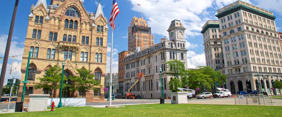 Clinton Square mostrando una ciudad, un jardín y patrimonio de arquitectura