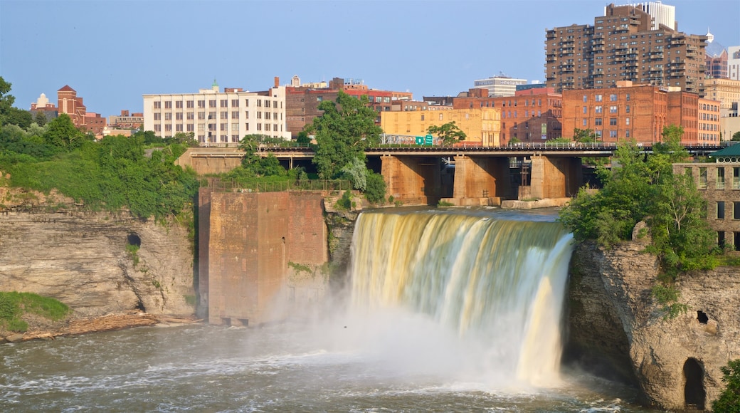 Genesee River\'s High Falls que incluye un río o arroyo, una cascada y un puente