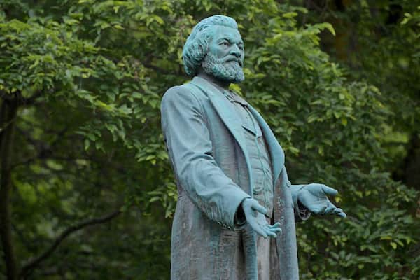 Frederick Douglass Statue mettant en vedette statue ou sculpture