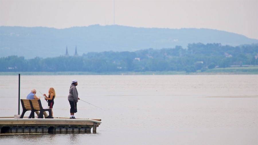 Onondaga Lake Park ofreciendo pesca y un lago o abrevadero y también un pequeño grupo de personas