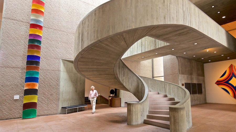Everson Museum of Art mettant en vedette vues intérieures et art aussi bien que femme