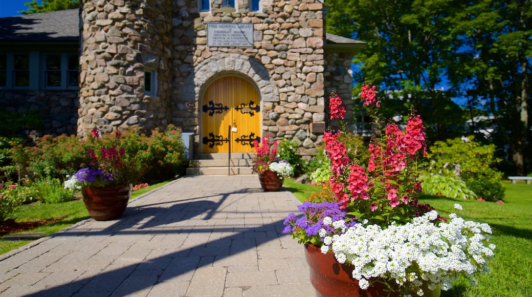 Ogunquit Memorial Library mostrando oggetti d\'epoca e fiori