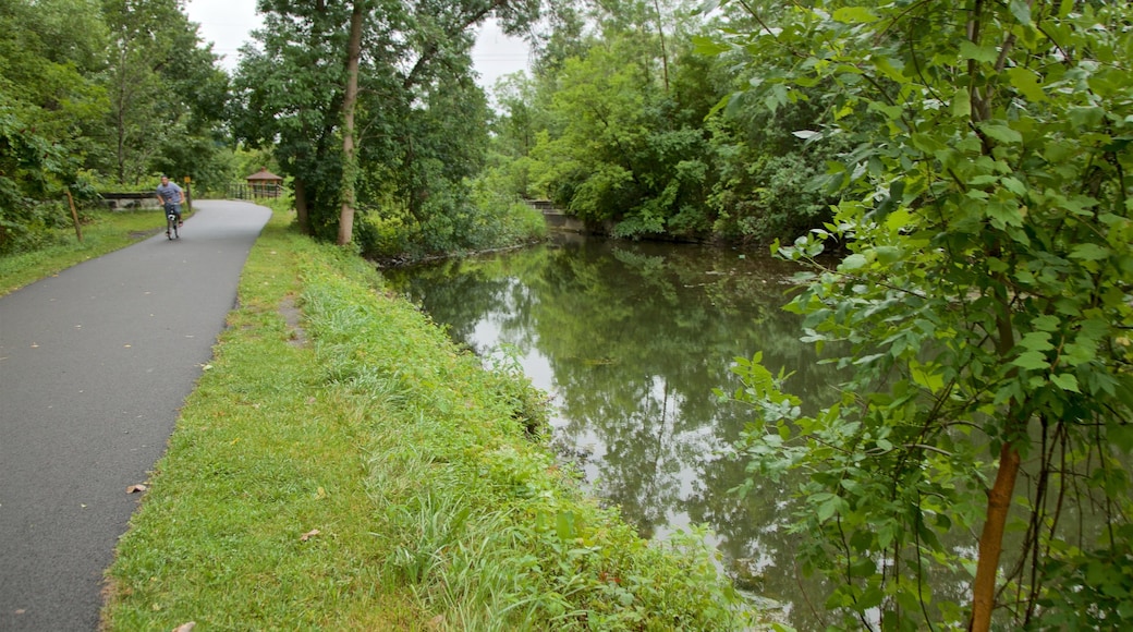 Old Erie Canal Historic State Park das einen Fluss oder Bach und Park