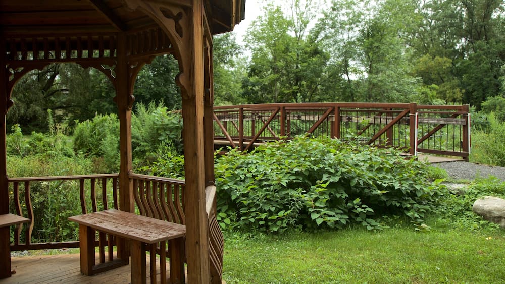 Old Erie Canal Historic State Park das einen Brücke und Garten