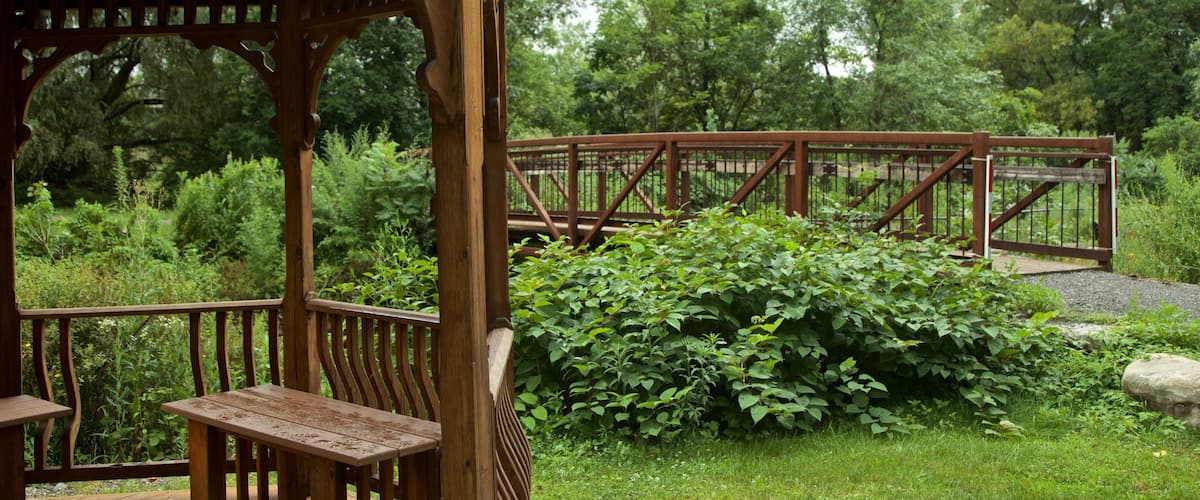 Parque estatal histórico de Old Erie Canal que incluye un puente y un jardín