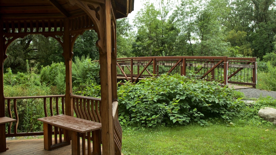 Parque estatal histórico de Old Erie Canal que incluye un puente y un jardín